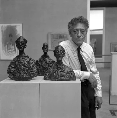 Skultur sireyalis Alberto Giacometti ak eskilti an kwiv li yo