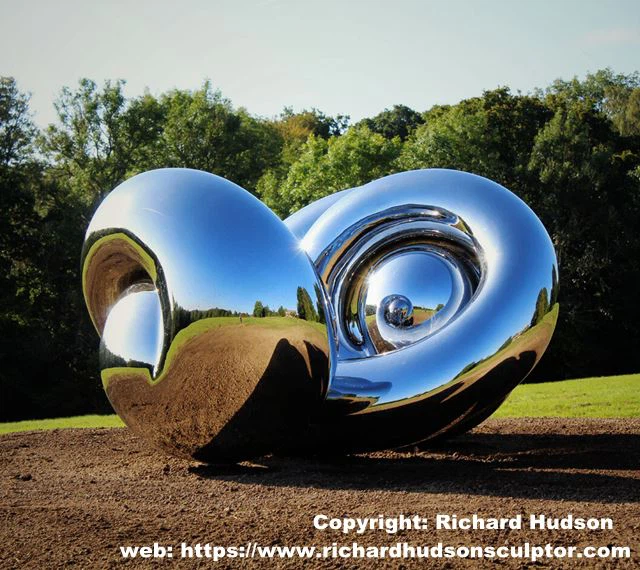 mirror stainless steel monumental sculpture by Richard Hudson